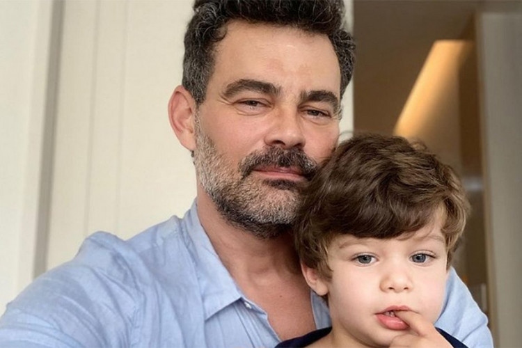 Ator Carmo Dalla Vecchia posta vídeo com o filho nas redes sociais 