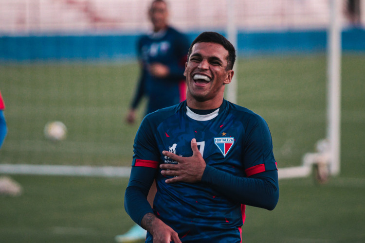 Atacante Robson em treino do Fortaleza no Centro de Excelência Alcides Santos, no Pici