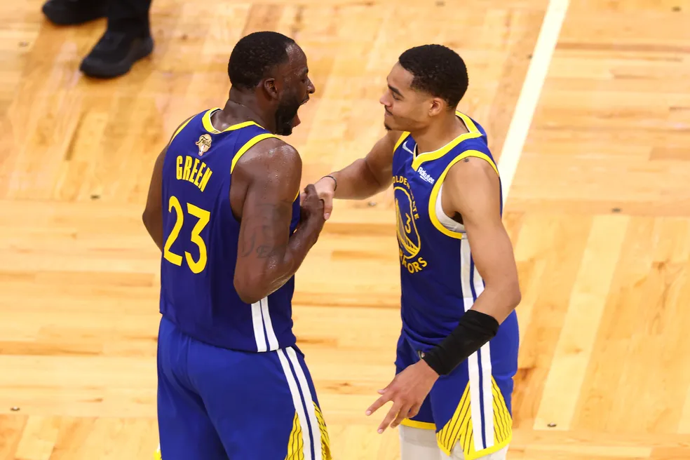  Draymond Green e Jordan Poole brigam em treino do Golden State Warriors
