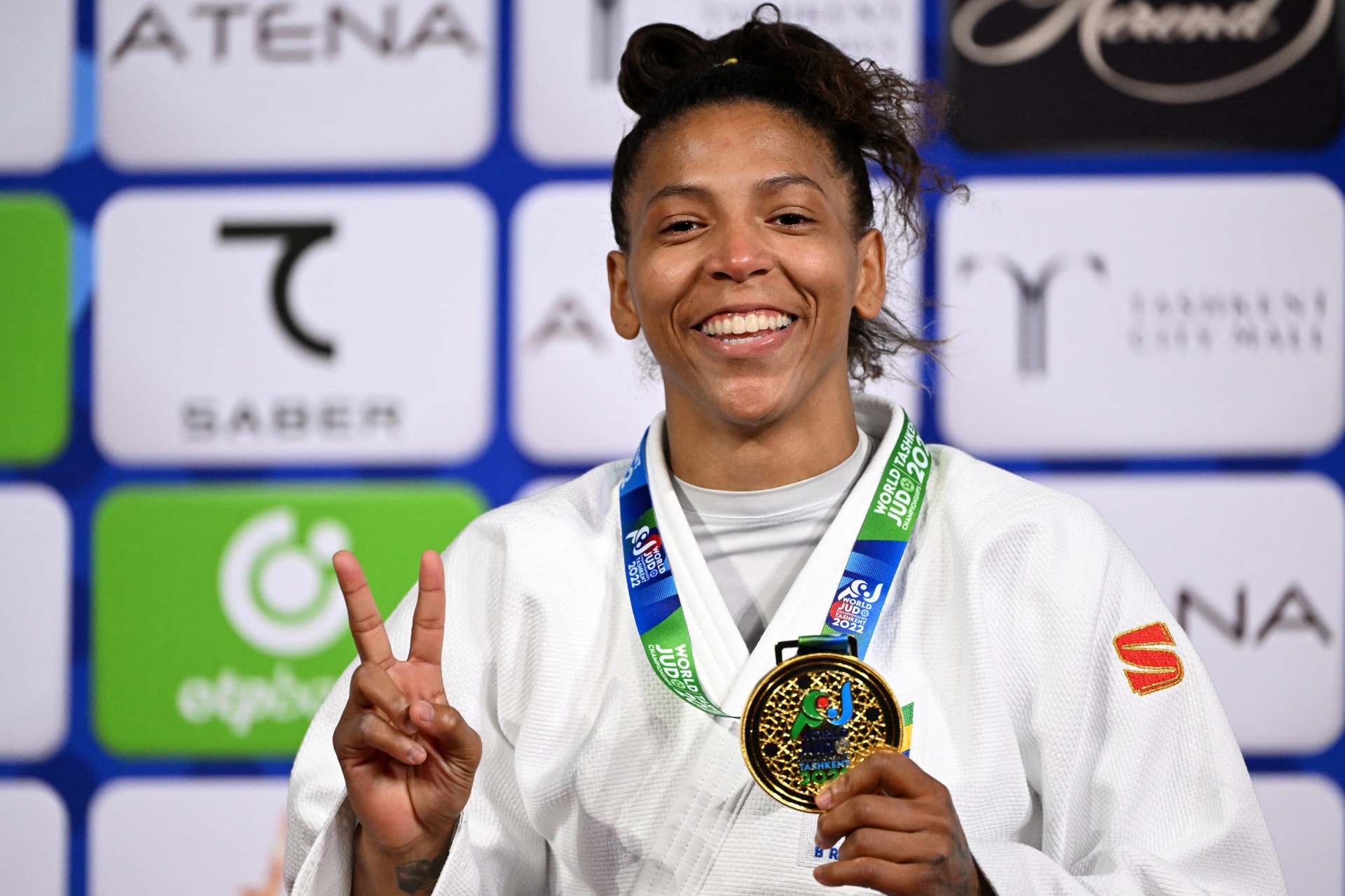 Rafaela Silva exibe medalha de ouro conquistada no Mundial em Tashkent (Foto: Kirill KUDRYAVTSEV / AFP)