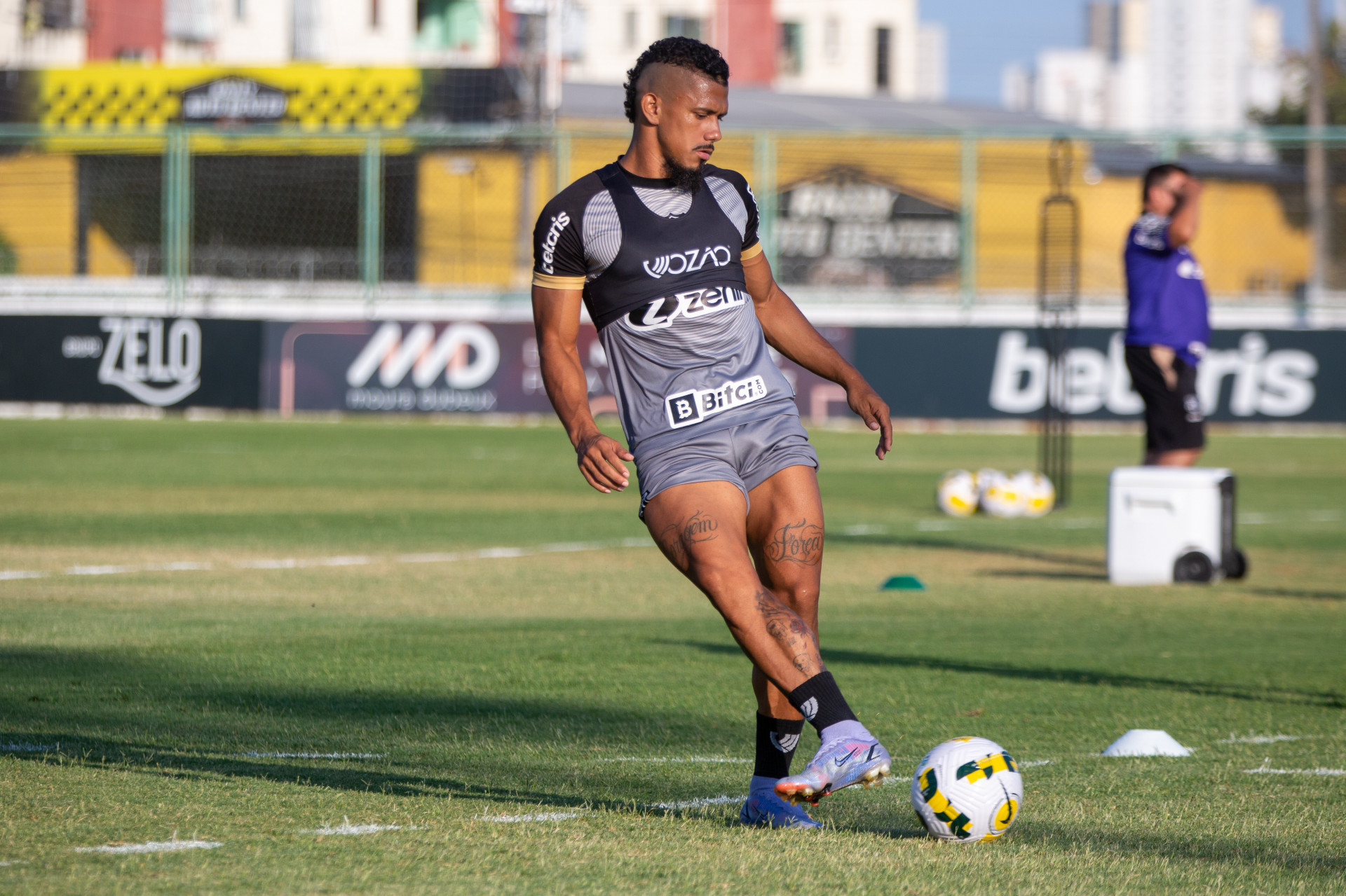 Volante Fernando Sobral em treino do Ceará no estádio Carlos de Alencar Pinto, em Porangabuçu (Foto: Felipe Santos/CearaSC.com)