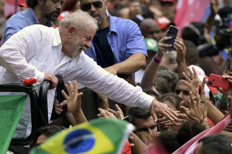 Luiz Inácio Lula da Silva cumprimenta eleitores em Belo Horizonte, Minas Gerais