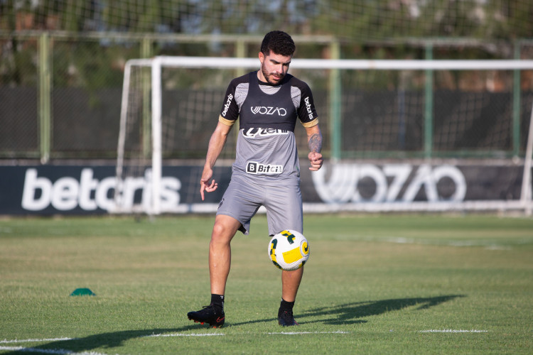 Volante Richardson em treino do Ceará no estádio Carlos de Alencar Pinto, em Porangabuçu