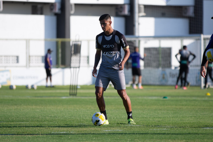 Zagueiro David Ricardo em treino do Ceará no estádio Carlos de Alencar Pinto, em Porangabuçu