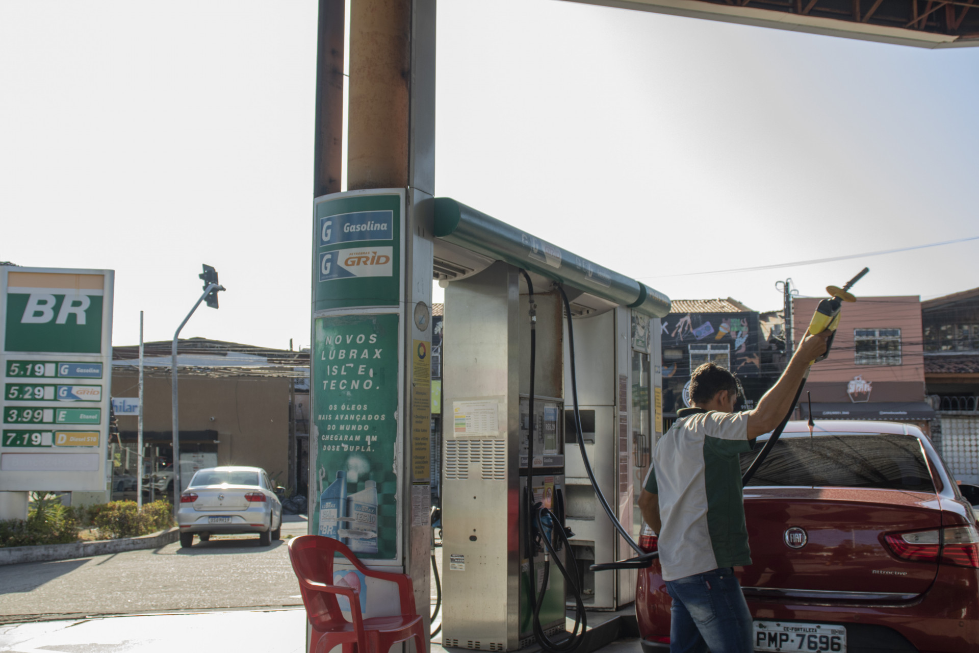 ￼PREÇO dos combustíveis está represado desde meados de setembro (Foto: Samuel Setubal/ Especial Para O Povo)