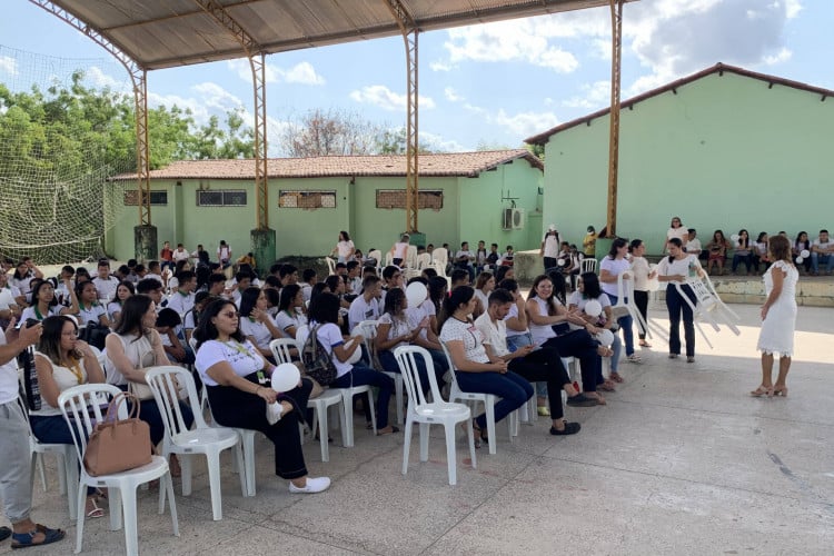 Missão agora é resgatar a confiança entre comunidade e escola