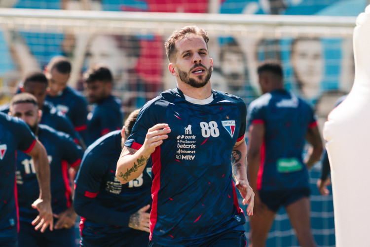 Volante Lucas Sasha em treino do Fortaleza no Centro de Excelência Alcides Santos, no Pici