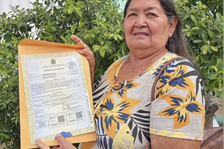 Maria José Barbosa de Sousa conseguiu inserir o nome do seu pai, de 95 anos, no seu registro de nascimento após 66 anos, em Tauá, no Ceará