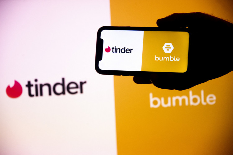 Aplicativos de namoro Tinder e Bumble exibidos em um celular e uma tela de desktop