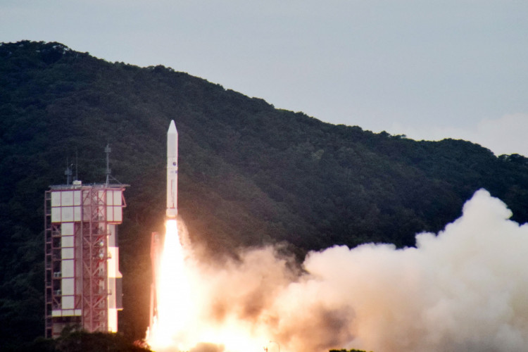 O foguete Epsilon nº 6 decola da plataforma de lançamento no Centro Espacial Uchinoura (USC) em Kimotsuki-gun, Prefeitura de Kagoshima, em 12 de outubro de 2022. A agência espacial do Japão enviou uma ordem de autodestruição ao seu foguete Epsilon após um lançamento fracassado , a emissora pública NHK e outros meios de comunicação locais informaram em 12 de outubro