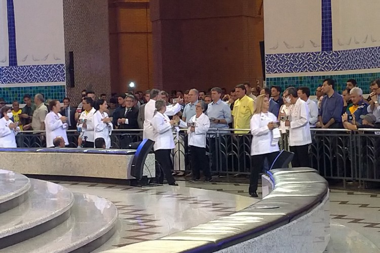 O presidente Jair Bolsonaro (PL) participou nesta quarta-feira, 12, de missa em homenagem ao dia de Nossa Senhora Aparecida, no Santuário Nacional.

