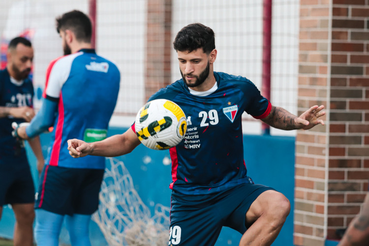 Lateral-esquerdo Juninho Capixaba em treino do Fortaleza no Centro de Excelência Alcides Santos, no Pici