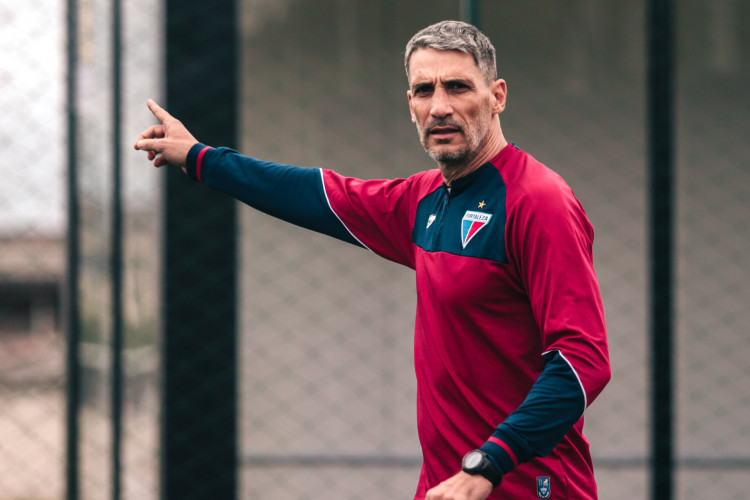 Técnico Juan Pablo Vojvoda em treino do Fortaleza no CT do Coritiba, em Curitiba