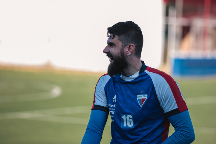 Goleiro Fernando Miguel em treino do Fortaleza no Centro de Excelência Alcides Santos, no Pici