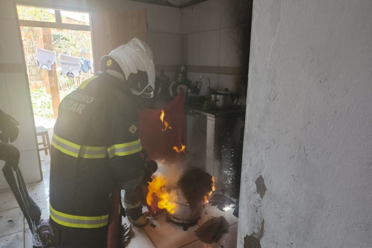 Problema em registro de gás de cozinha causa incêndio em Aquiraz nesta quarta-feira, 12