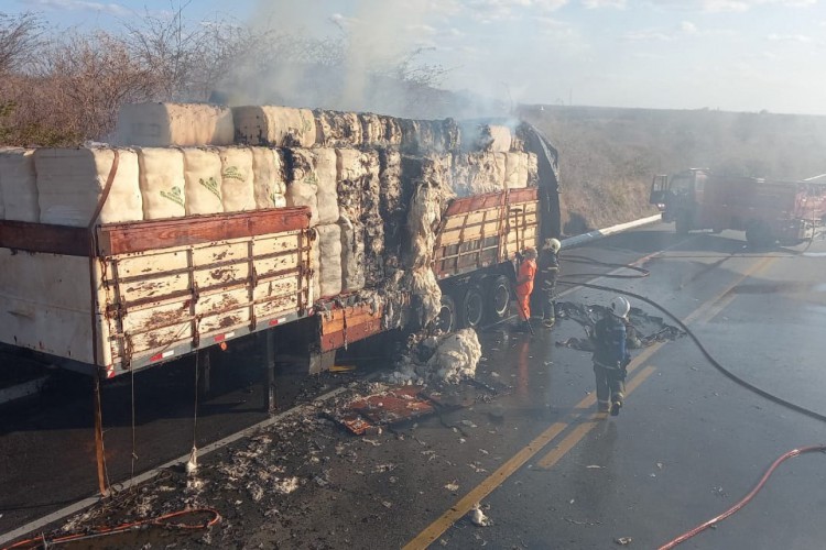 Carreta com algodão pega fogo na tarde desta quarta-feira, 12, após passar próximo a incêndio em vegetação na BR-020, entre Canindé e Caridade