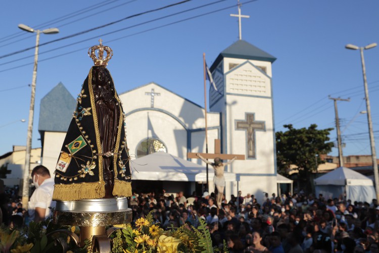 Procissão de Nossa Senhora de Aparecida percorre ruas do bairro Montese, em Fortaleza