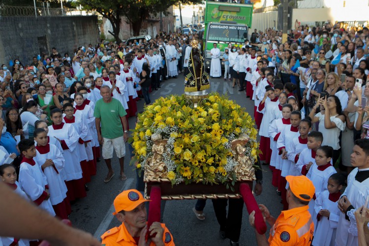 Procissão de Nossa Senhora de Aparecida pelas ruas do bairro Montese