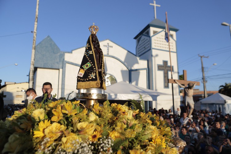 Imagem de Nossa Senhora Aparecida, em frente ao Santuário no bairro Montese