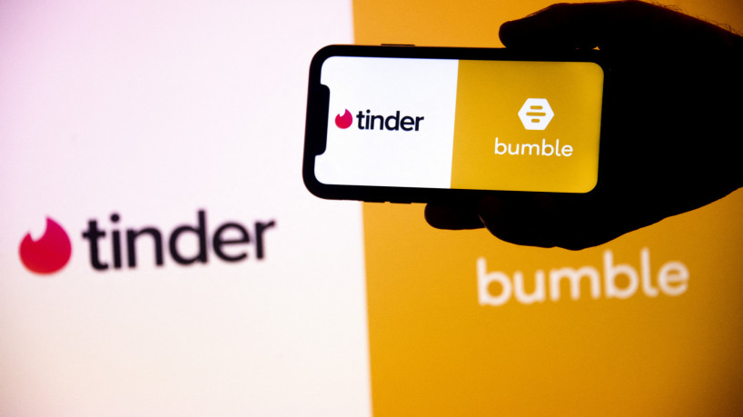 Aplicativos de namoro Tinder e Bumble exibidos em um celular e uma tela de desktop