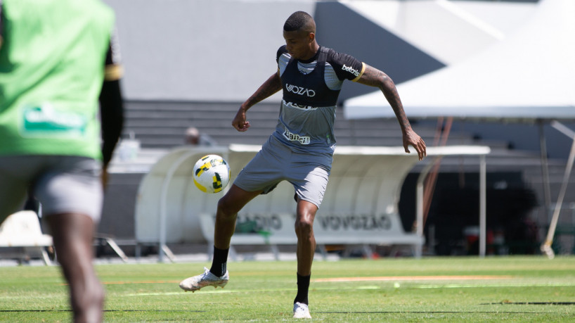 Atacante Cléber em treino do Ceará no estádio Carlos de Alencar Pinto, em Porangabuçu