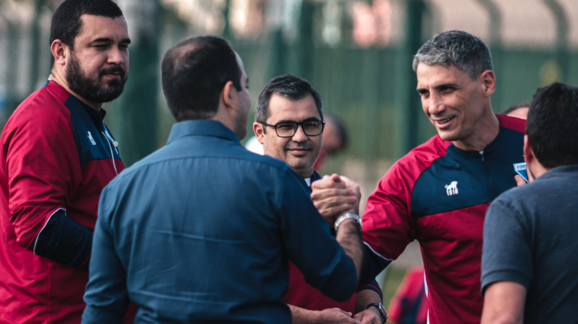 Presidente Marcelo Paz cumprimenta técnico Juan Pablo Vojvoda em treino do Fortaleza no CT do Coritiba, em Curitiba