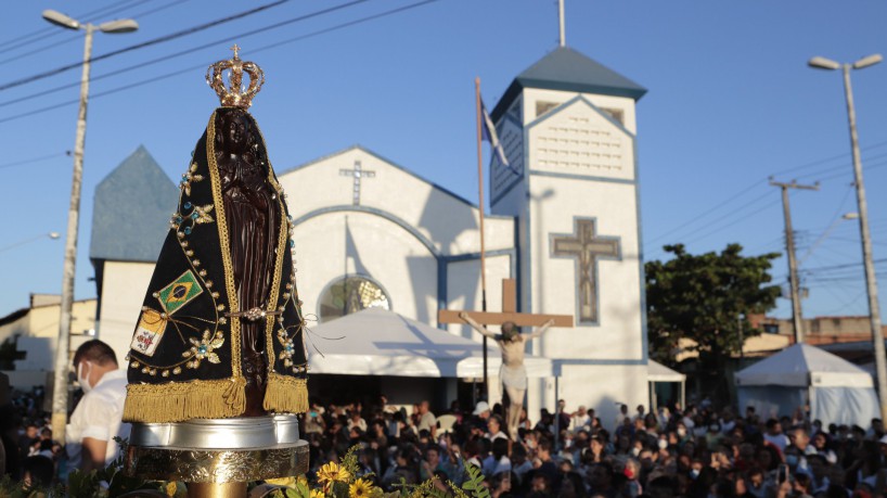 Procissão de Nossa Senhora de Aparecida percorre ruas do bairro Montese, em Fortaleza