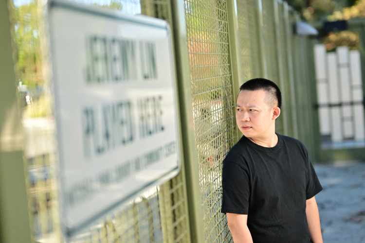 Quando adolescente na China rural, Zeng Jiajun usou seu conhecimento na internet para assistir a um documentário proibido sobre a sangrenta repressão militar na Praça da Paz Celestial