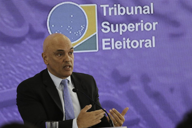 O presidente do Tribunal Superior Eleitoral, Alexandre de Moraes, comenta em coletiva de imprensa, o andamento das eleições gerais