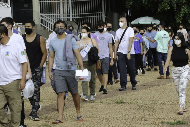 Candidatos chegam para o primeiro dia de provas do ENEM 2021