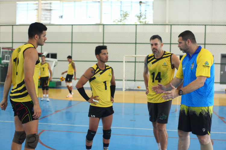 Atletas da Rede Cuca durante treinamento com o técnico Marcelo Negrão 