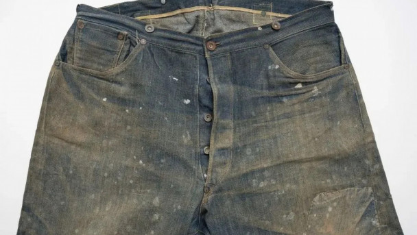 Jeans da marca americana Levi's confeccionado em 1880 foi encontrado em mina abandonada e leiloado. 