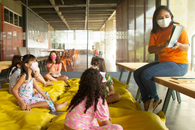 Mediação de leitura é um dos focos do Pomar e uma das práticas comuns na Bece. Na foto, registro de programação anterior na biblioteca