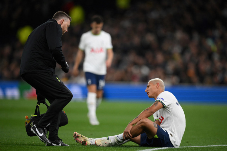 Atacante Richarlison sai de campo lesionado no jogo Tottenham x Everton, pela Premier League