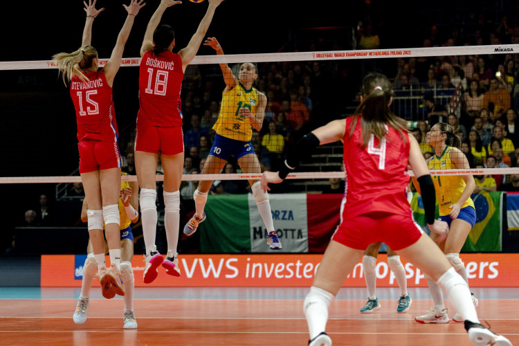 Lance do jogo Brasil x Sérvia, pela final do Mundial de vôlei feminino