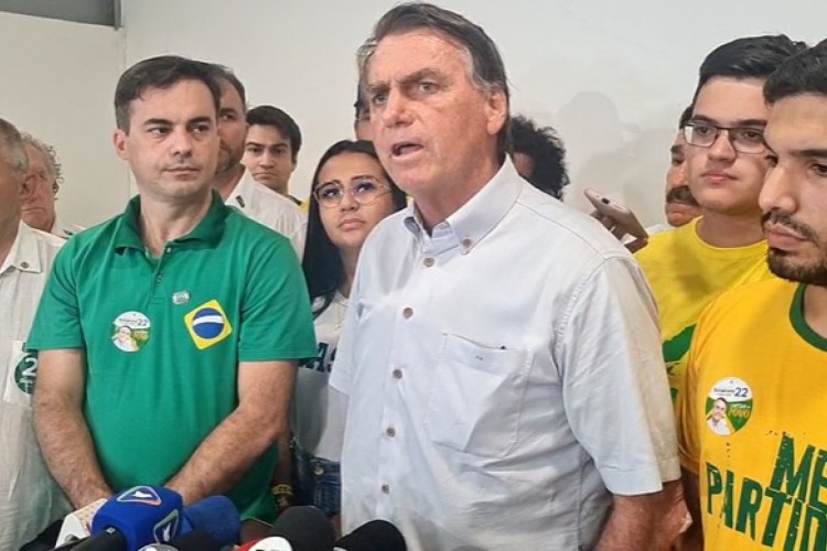 Bolsonaro em entrevista ao lado de aliados em Fortaleza