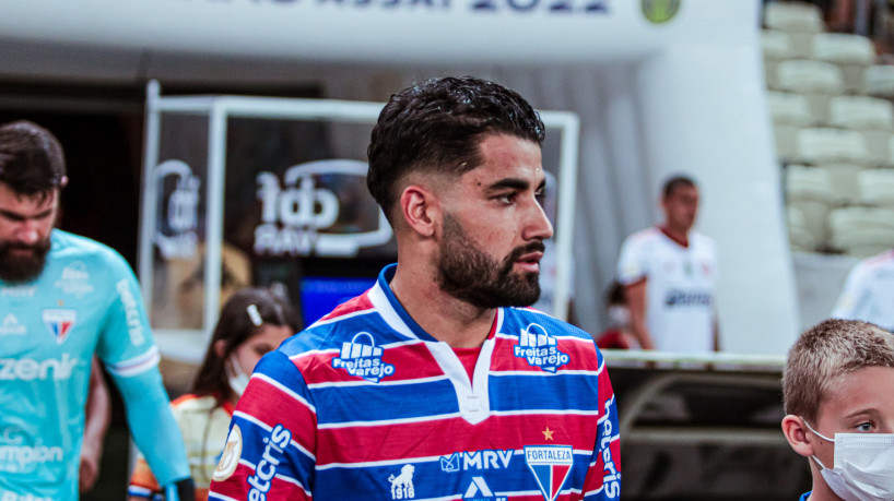 Zagueiro Emanuel Brítez no jogo Fortaleza x Flamengo, na Arena Castelão, pelo Campeonato Brasileiro Série A