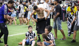 Funcionário do Ceará joga sal grosso na Arena Castelão antes de jogo com  Cuiabá - Jogada - Diário do Nordeste