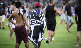 Brasil, Ceará, Fortaleza, 16.10.2022: Ceará x Cuiabá, Arena Castelão pelo Campeonato Brasileiro. Com confusão da torcida do Ceará e com pessoas dentro do campo. (Foto: Aurélio Alves/ O POVO)