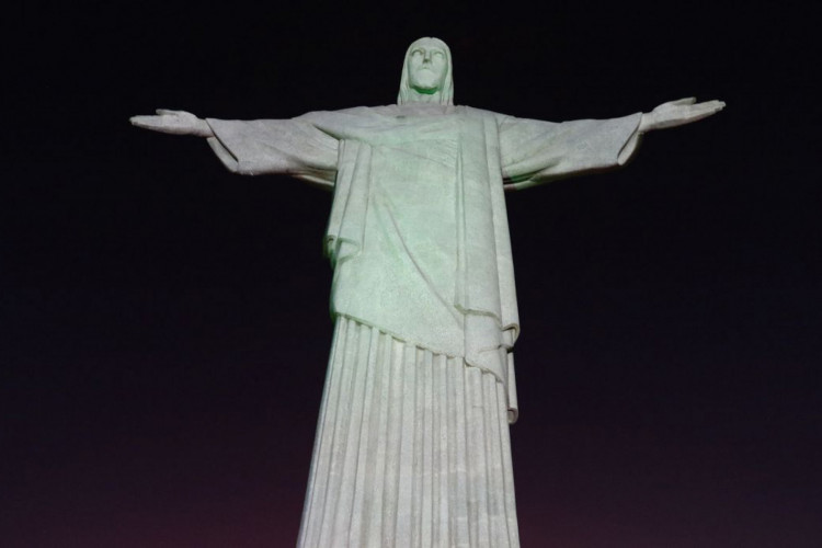 A estátua do Cristo Redentor, no Corcovado, ganha nova iluminação com tecnologia LED e controle informatizado.