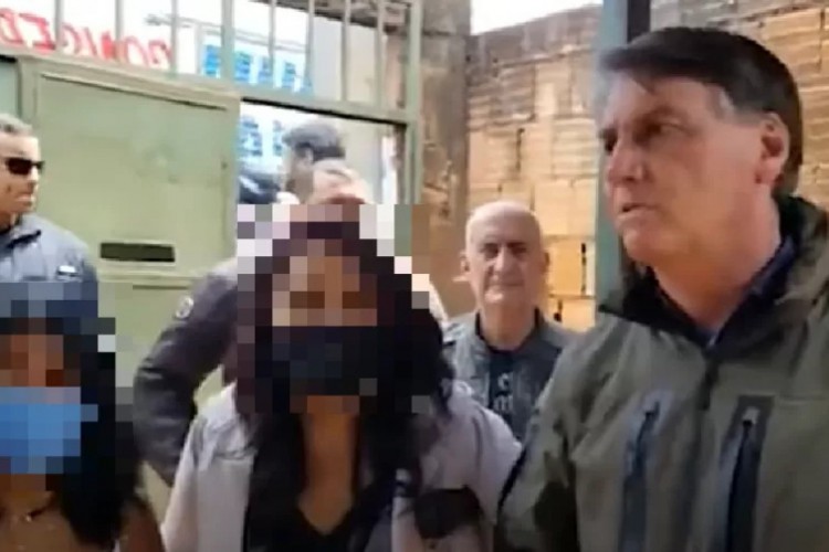 Bolsonaro visitou comunidade de refugiados venezuelanos e realizou uma live dentro de uma residência na qual, de acordo com ele, havia crianças "arrumadas em um sábado de manhã" para se prostituir