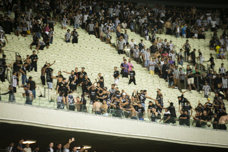 Torcedores do Ceará brigam no jogo Ceará x Cuiabá, na Arena Castelão, pelo Campeonato Brasileiro Série A