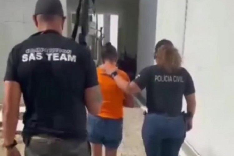 Momento em que um dos familiares de Valeska Pereira Monteiro é conduzida para a Draco