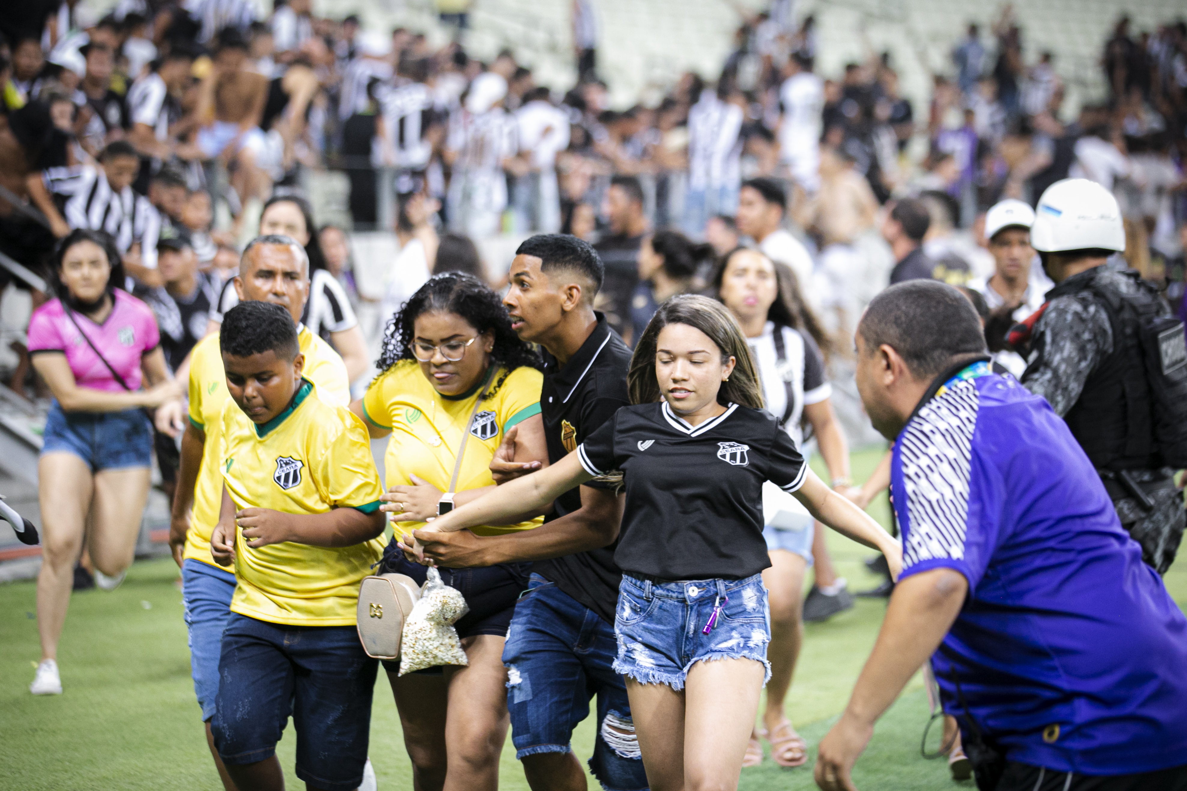 Funcionário do Ceará joga sal grosso na Arena Castelão antes de jogo com  Cuiabá - Jogada - Diário do Nordeste