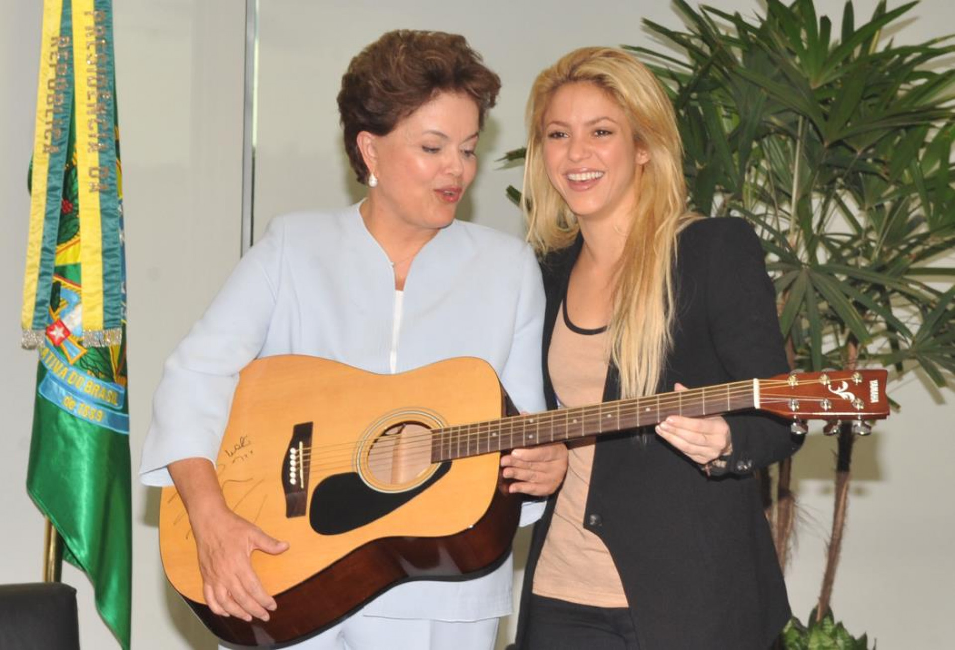 Brasilia - A presidenta Dilma Rousseff recebe a visita da cantora pop Shakira, que faz uma turnê pelo Brasil ©Valter Campanato/ABr(Foto: VALTER CAMPANATO-ABR)