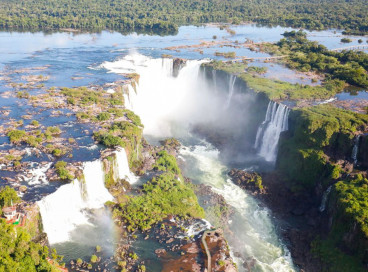 O Paraná também é muito procurado neste período, e Foz do Iguaçu lidera como a cidade mais buscada do estado.