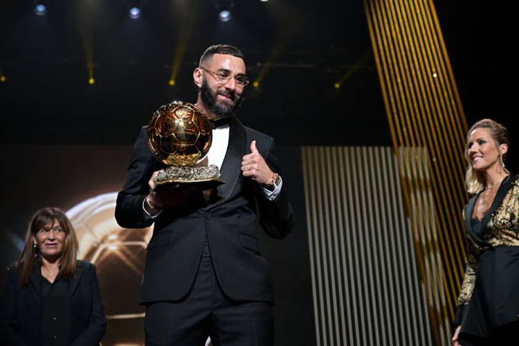 Benzema recebendo a Bola de Ouro