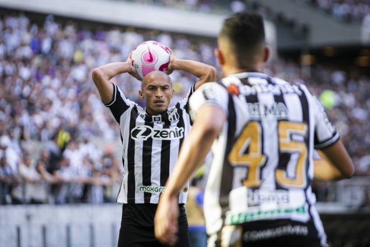 Brasil, Ceará, Fortaleza, 16.10.2022: Ceará x Cuiabá, Arena Castelão pelo Campeonato Brasileiro. Com confusão da torcida do Ceará e com pessoas dentro do campo. (Foto: Aurélio Alves/ O POVO)