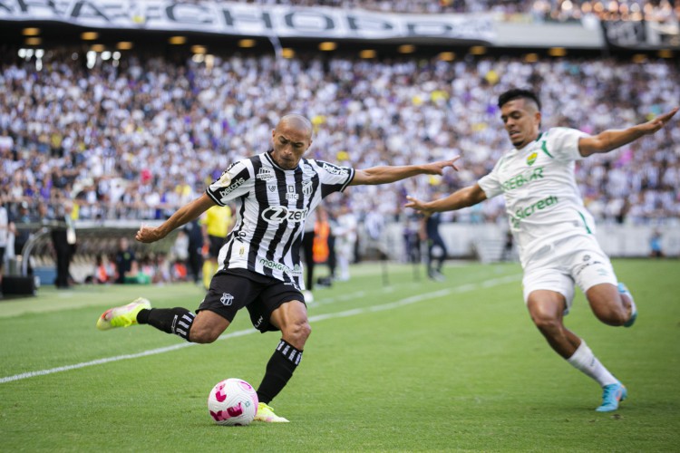 Brasil, Ceará, Fortaleza, 16.10.2022: Ceará x Cuiabá, Arena Castelão pelo Campeonato Brasileiro. Com confusão da torcida do Ceará e com pessoas dentro do campo. (Foto: Aurélio Alves/ O POVO)