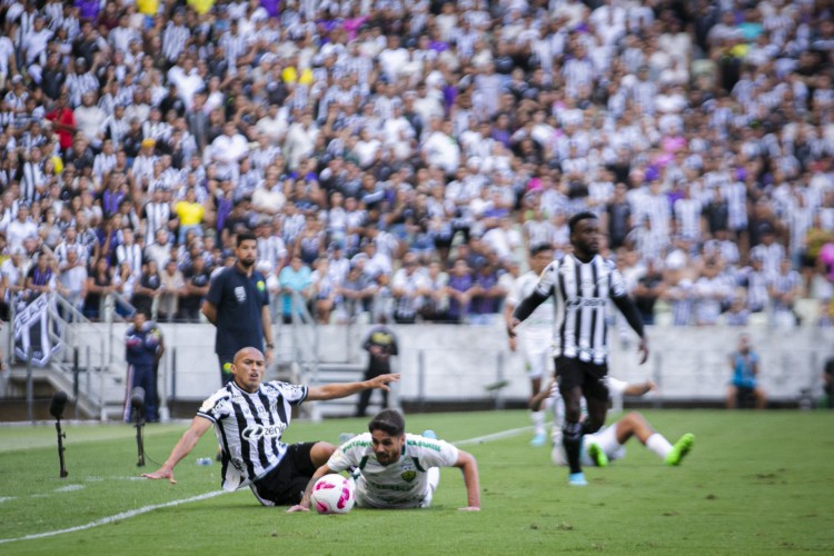 Brasil, Ceará, Fortaleza, 16.10.2022: Ceará x Cuiabá, Arena Castelão pelo Campeonato Brasileiro. Com confusão da torcida do Ceará e com pessoas dentro do campo. (Foto: Aurélio Alves/ O POVO)